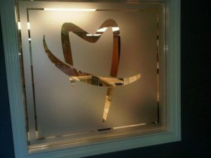 حکاکی لوگو روی شیشه