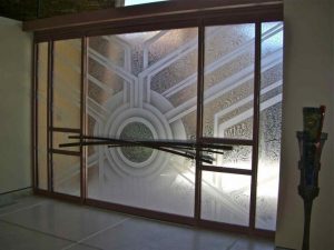 شیشه طرح دار