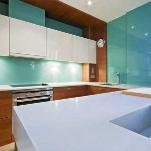 شیشه رنگی بین کابینت