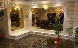 آینه روی دیوار