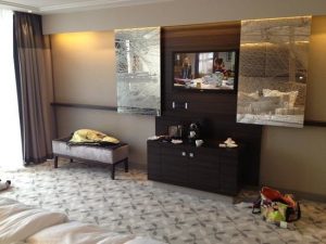 آینه کاری پشت تلویزیون