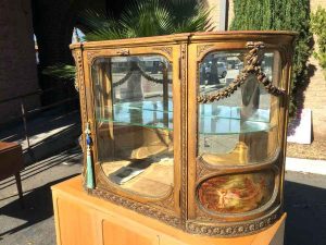 شیشه خم ویترین