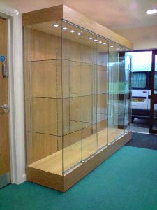 کمد شیشه ای