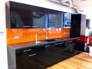 شیشه بین کابینتی