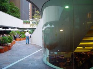 شیشه قوس دار