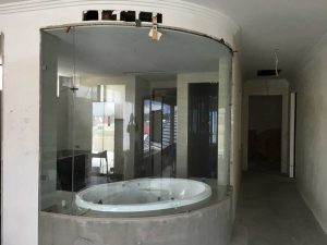 شیشه قوس دار