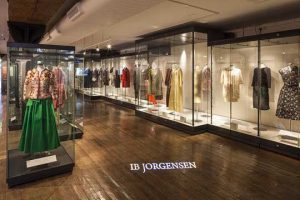 ویترین شیشه ای