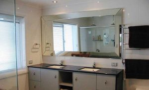 آینه روی دیوار