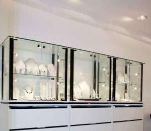 قفسه شیشه ای