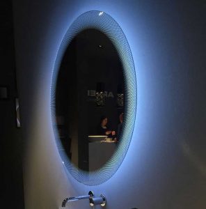 آینه روی دیوار