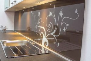 شیشه بین کابینتی