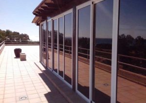 شیشه رنگی پنجره