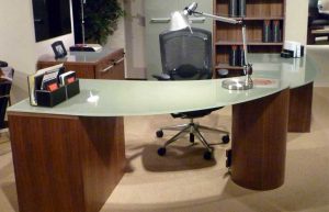 شیشه میز مدیریت