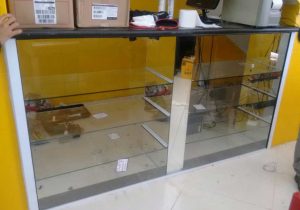 ویترین شیشه ای