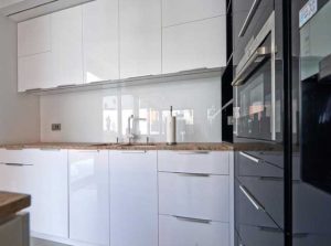 شیشه بین کابینتی