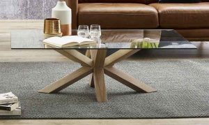 شیشه روی میز جلو مبلی