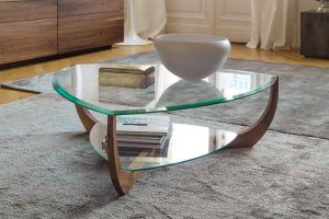 شیشه روی میز جلو مبلی