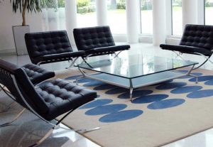 شیشه روی میز جلو مبلی