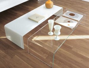 شیشه روی میز جلو مبلی