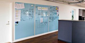 وایت برد شیشه ای رنگی