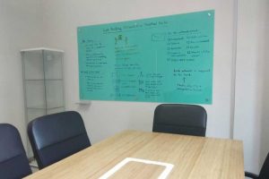 وایت برد شیشه ای رنگی