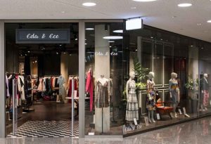 ویترین شیشه ای