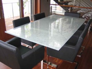 شیشه روی میز