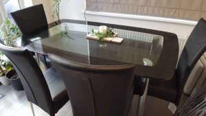 شیشه روی میز