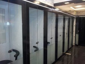 ویترین شیشه ای