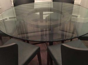 شیشه روی میز