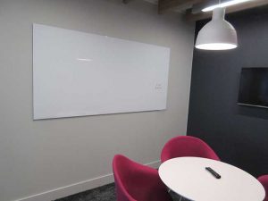 وایت برد شیشه ای رنگی