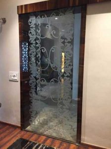 درب شیشه ای طرح دار