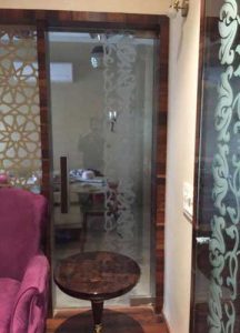 درب شیشه ای طرح دار