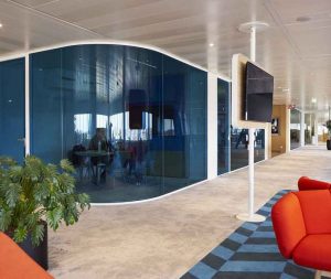 شیشه قوس دار