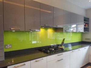 شیشه رنگی بین کابینت