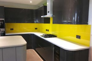 شیشه رنگی بین کابینت