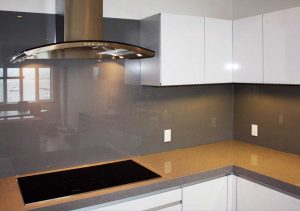 شیشه رنگی بین کابینت