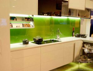 شیشه رنگی بین کابینت