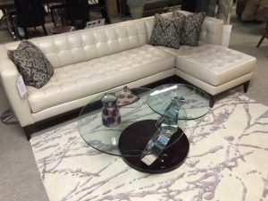 شیشه روی میز جلو مبلی