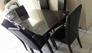 شیشه روی میز