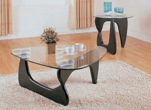 شیشه روی میز جلو مبلی