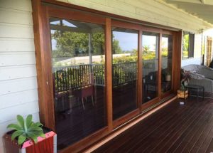 درب شیشه ای ریلی