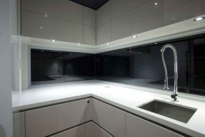 شیشه رنگی بین کابینت