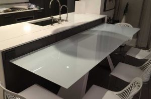 شیشه روی کابینت