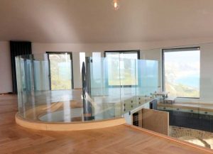 شیشه قوس دار