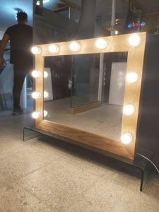 آینه لامپ دار