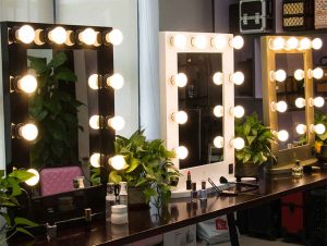 آینه آرایشگاه مردانه