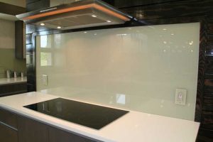 شیشه رنگی بین کابینت