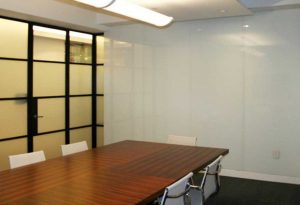 شیشه رنگی دیوارپوش