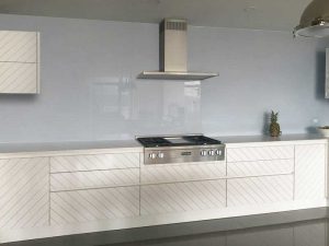 شیشه لاکوبل رنگی بین کابینتی